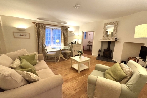 SItting-room-in-Bottom-Lodge-b